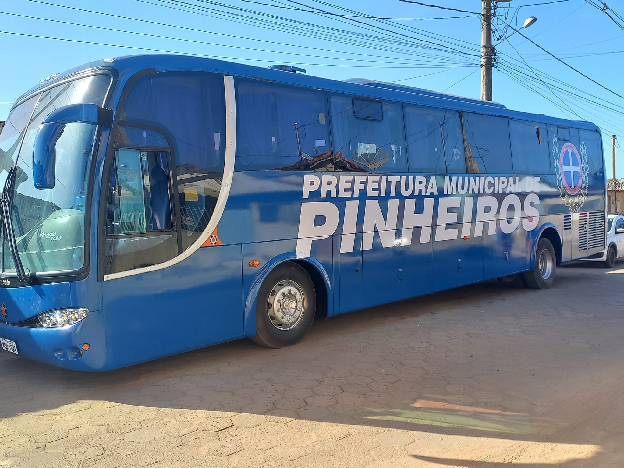 PREFEITURA DE PINHEIROS REVITALIZA ÔNIBUS