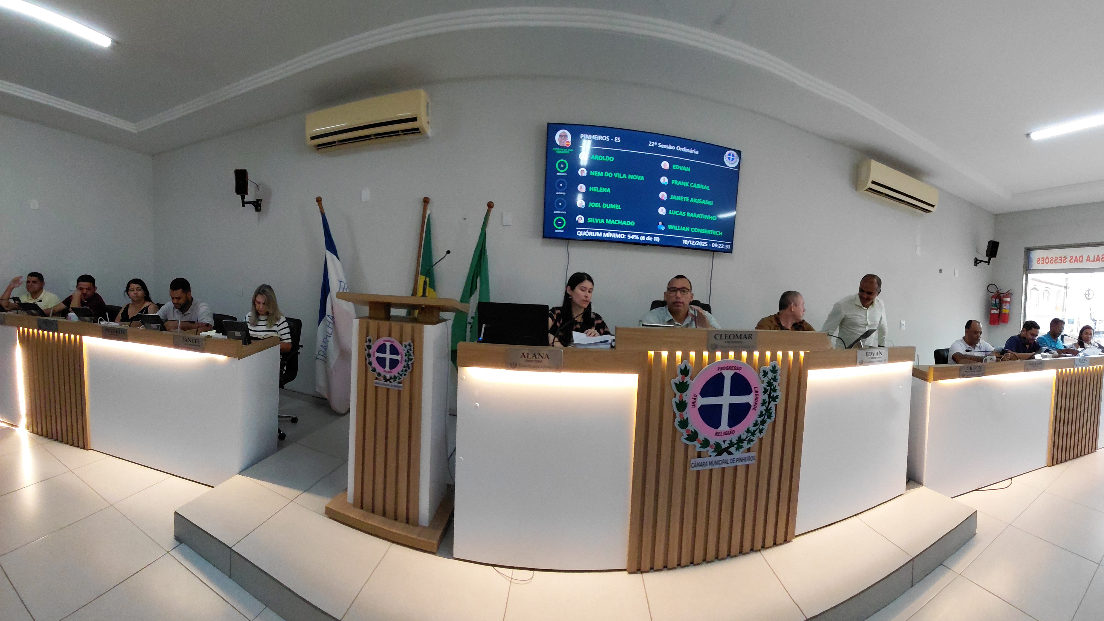 Câmara de Pinheiros homenageia 26 personalidades com títulos honoríficos em sessão solene