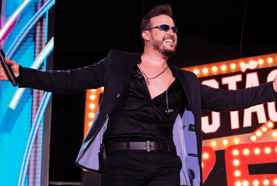 Zé Elias lidera noite de abertura e agita o início da Festa da Carne de Sol 2026