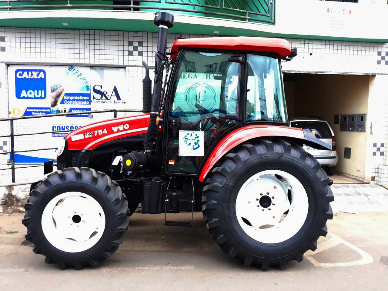 Novo trator reforça apoio à agricultura de Pinheiros