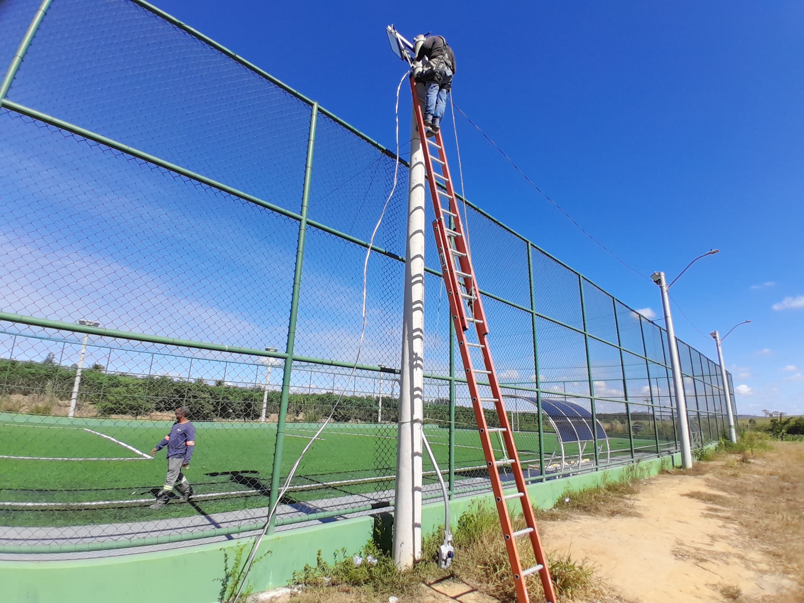 Prefeitura conclui iluminação do Campo Bom de Bola no Assentamento Nova Vitória