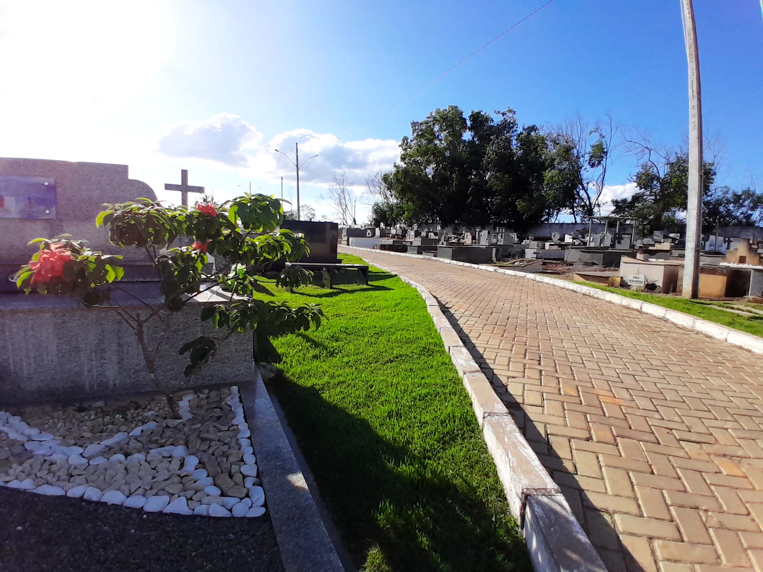 Prefeitura de Pinheiros realiza manutenção em cemitérios da cidade