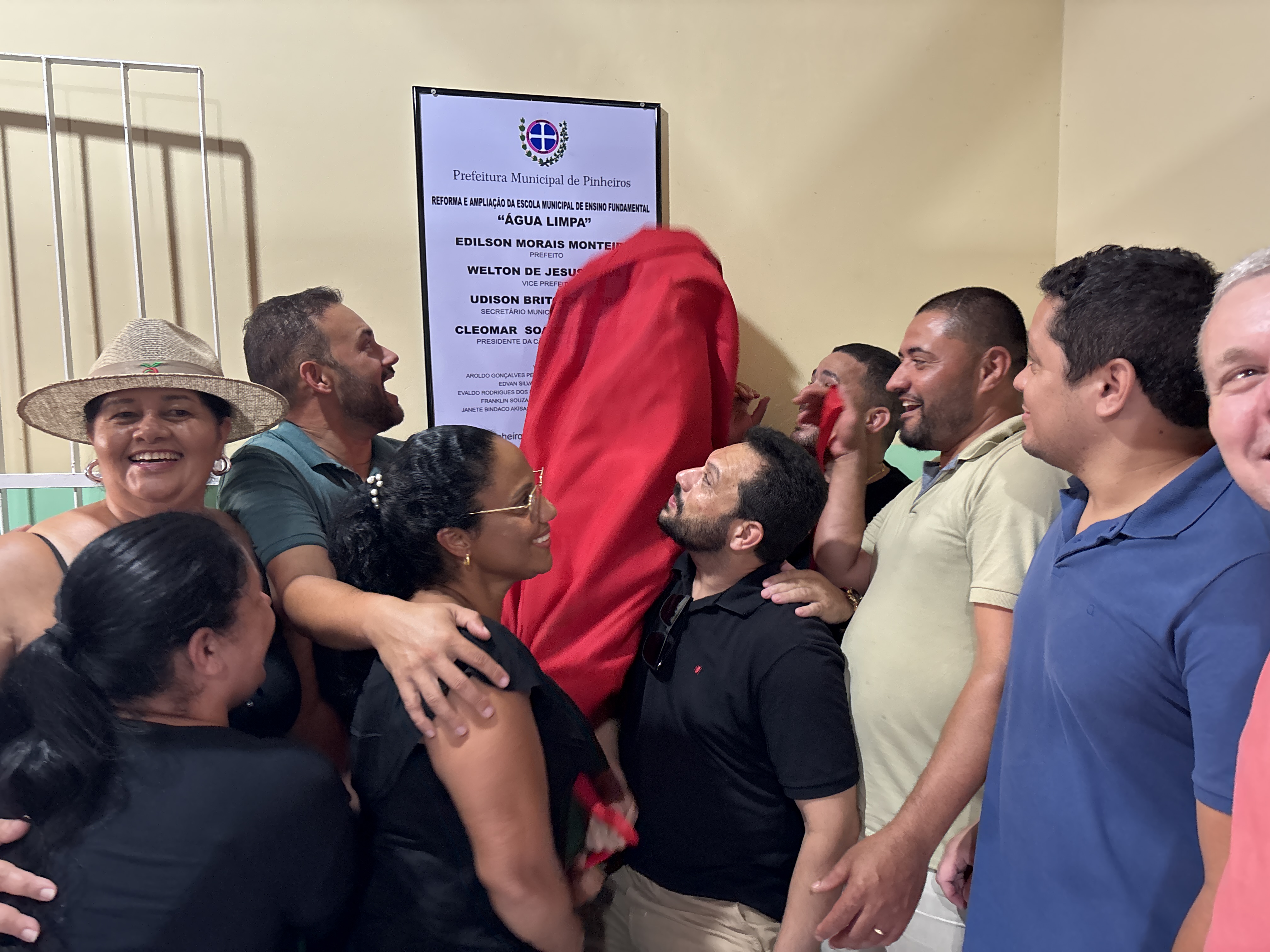 Prefeitura de Pinheiros entrega escola reformada e ampliada na comunidade Água Limpa