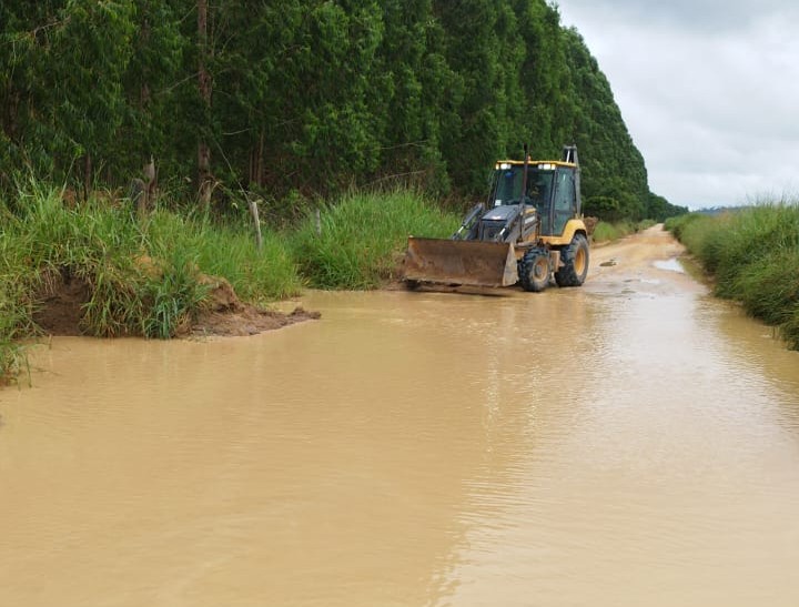 Prefeitura atua para recuperar estradas rurais após chuva intensa em Pinheiros