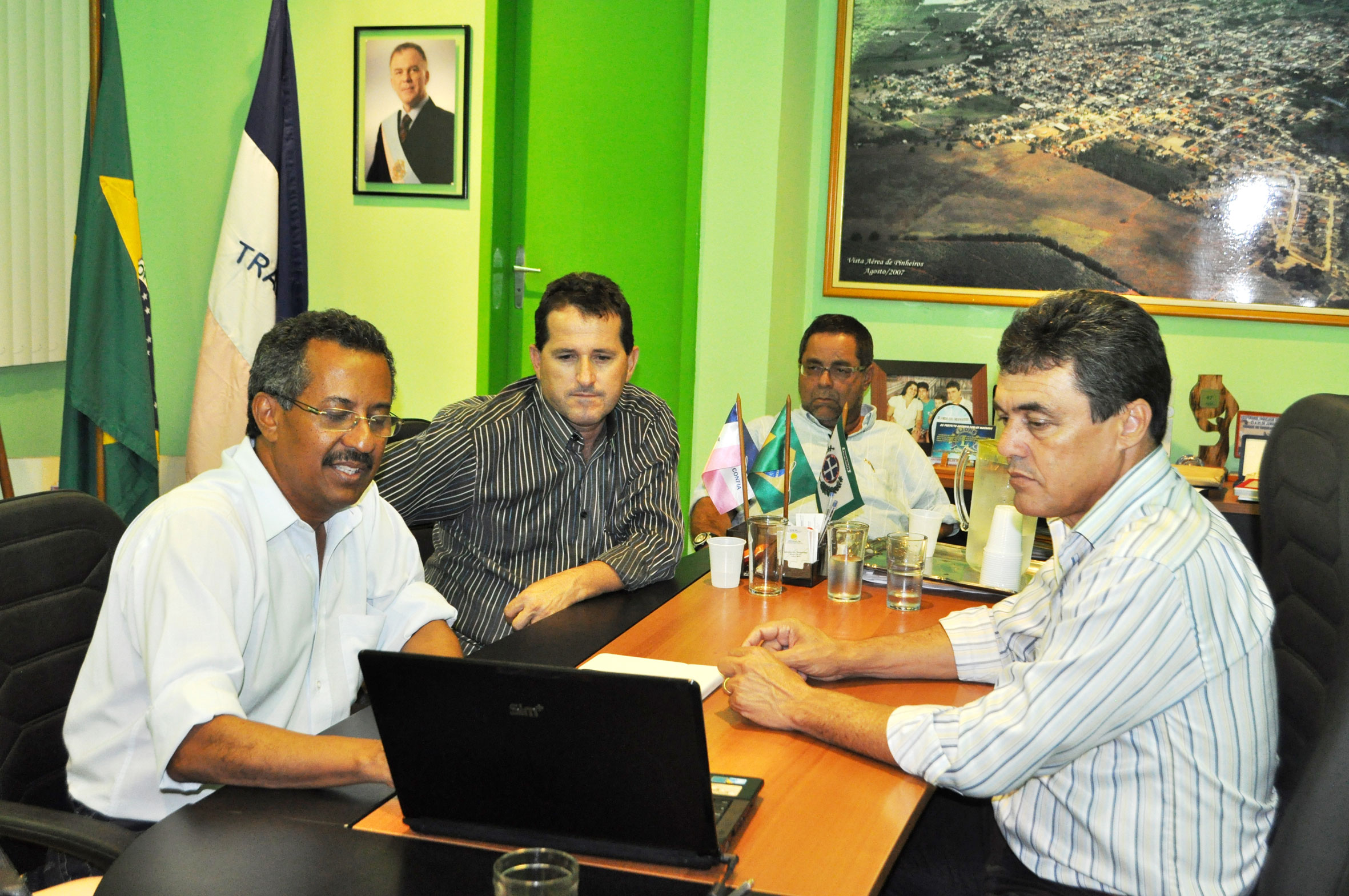 Prefeito Antonio da Emater recebe deputado federal Jorge Silva em seu gabinete.