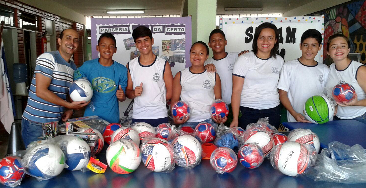Educação de Pinheiros entrega materiais esportivos para escolas