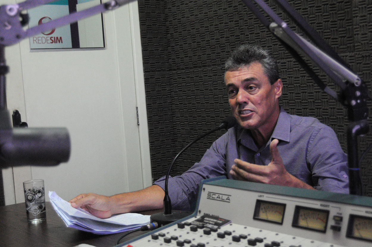 Prefeito concede entrevista à rádio e faz balanço positivo de 2015