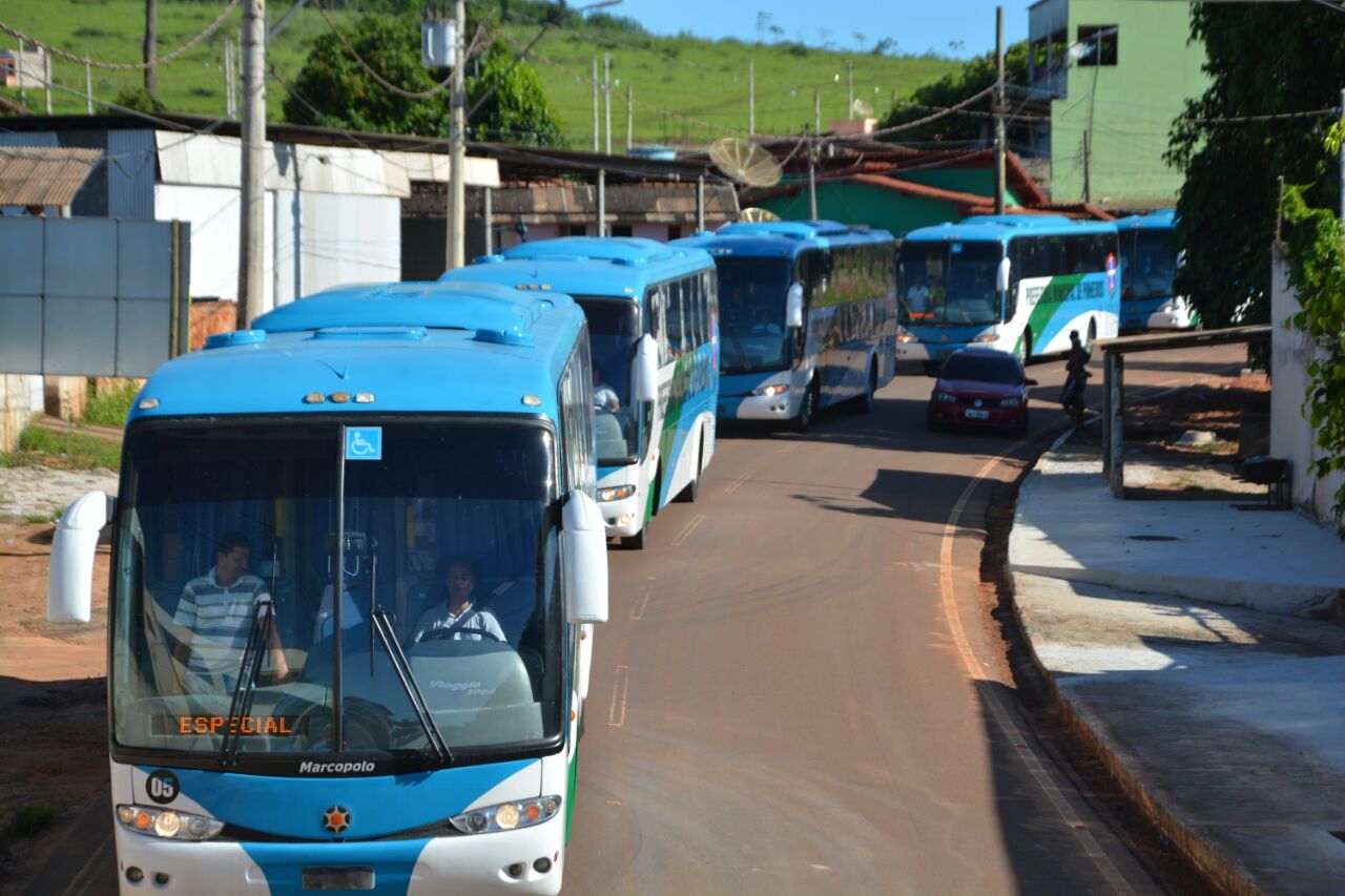 Prefeitura adquire cinco ônibus para transporte gratuito de Universitários