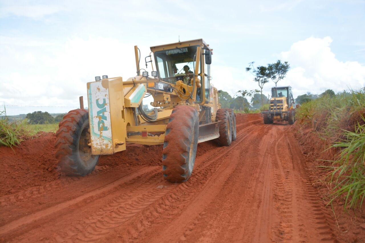 Prefeitura intensifica manutenção de estradas rurais em Pinheiros
