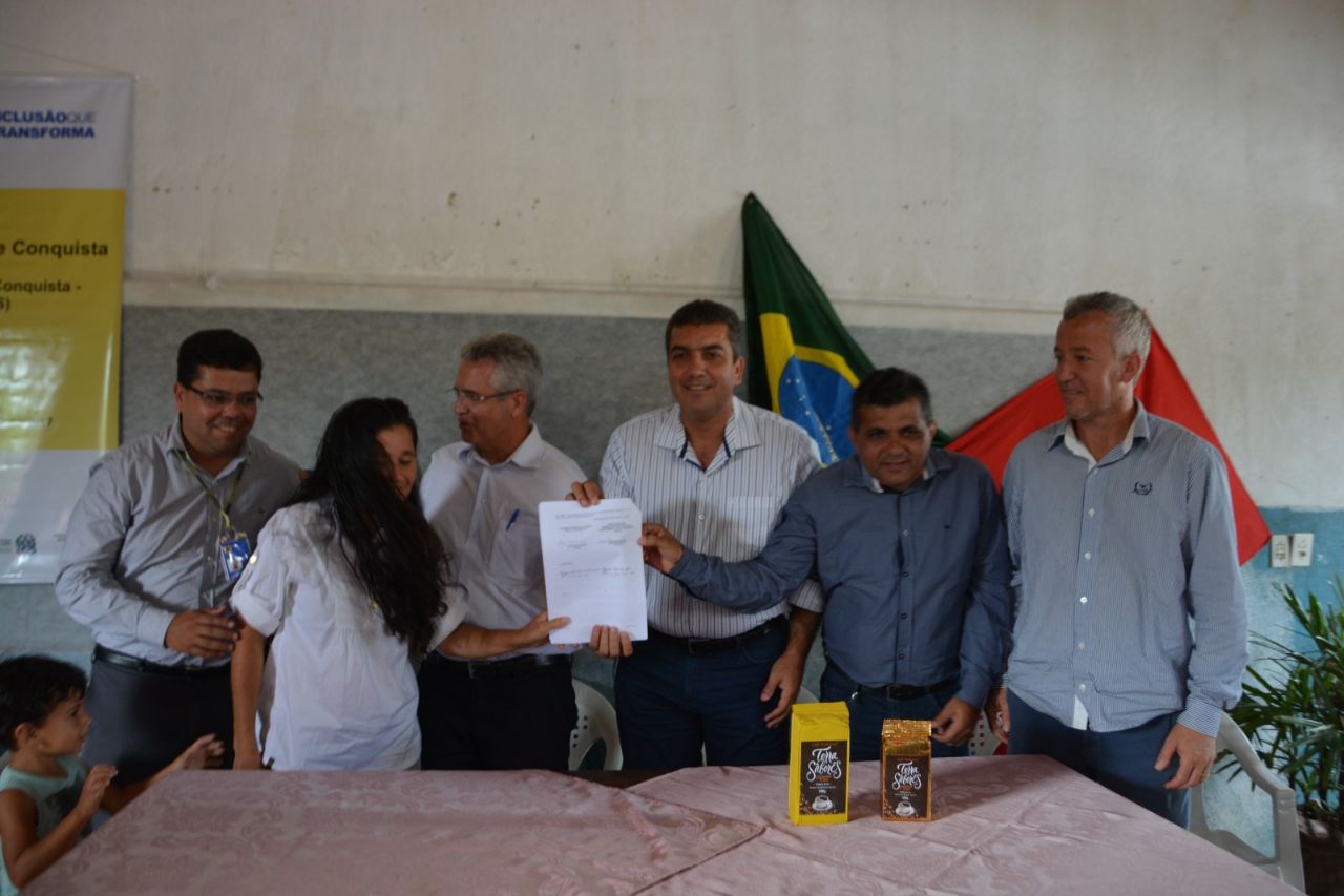 Prefeito Arnóbio assina convênio para implantação do projeto “Doce Conquista”
