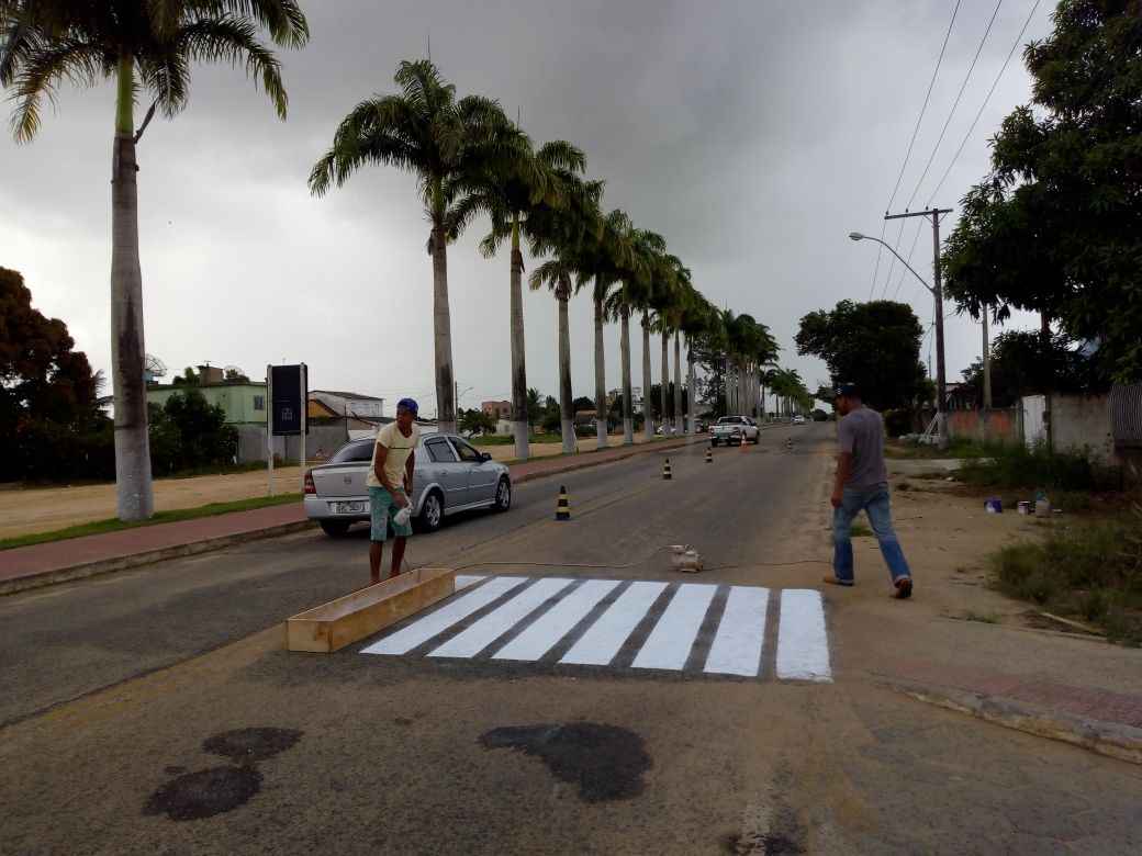 Prefeitura inicia pintura de faixa de pedestres nas proximidades das escolas