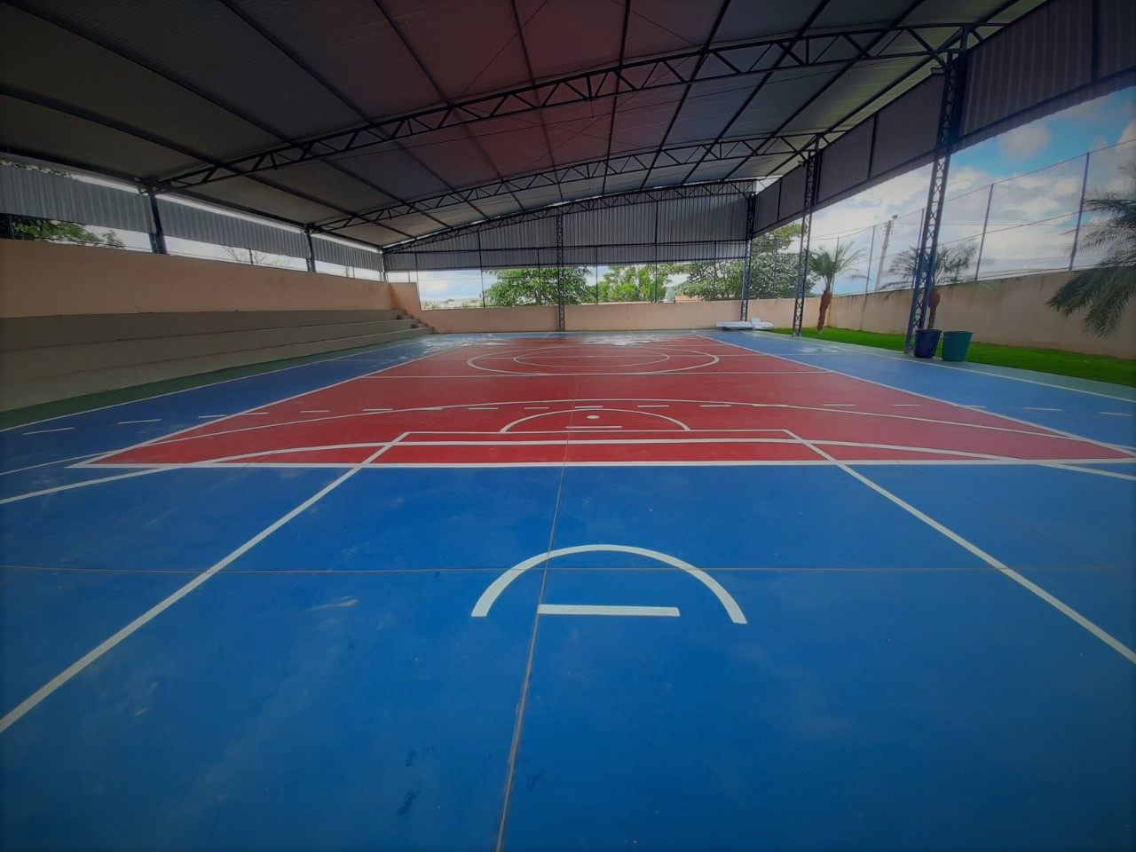 PREFEITURA DE PINHEIROS PREPARA QUADRA DO CAPUCHINHO PARA SER ENTREGUE À POPULAÇÃO