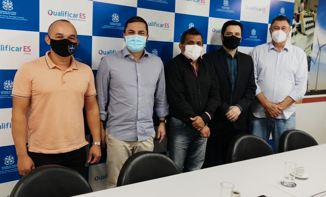 CURSOS PROFISSIONALIZANTES E MODERNIZAÇÃO VIÁRIA SÃO PAUTAS DE COMITIVA DE PINHEIROS EM VITÓRIA