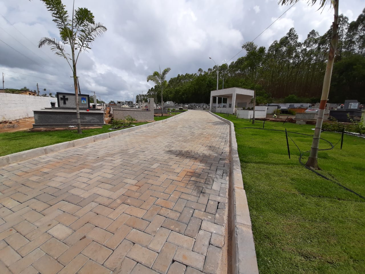 PREFEITURA DE PINHEIROS FINALIZA REESTRUTURAÇÃO DO CEMITÉRIO MUNICIPAL