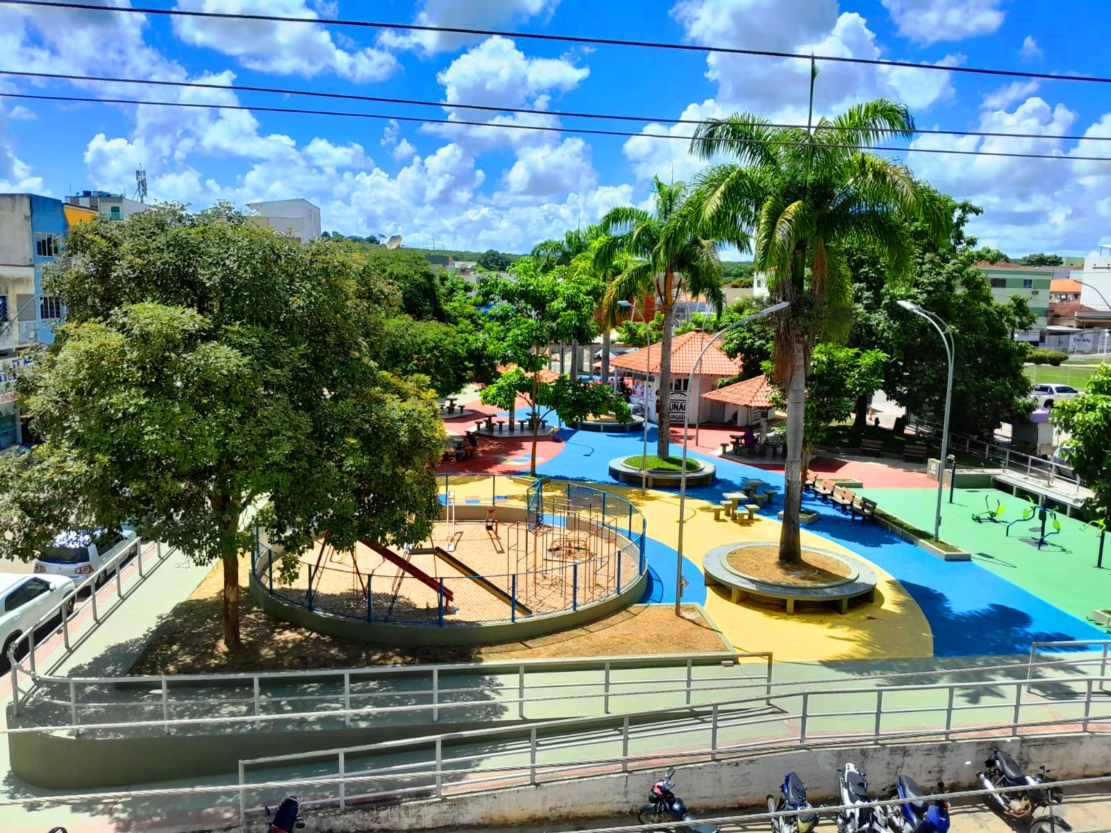 CARTÃO POSTAL E CORAÇÃO DE PINHEIROS, PRAÇA BAIANA PASSA POR MANUTENÇÃO