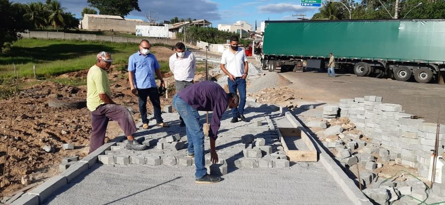 PREFEITO ARNÓBIO PINHEIRO VISITA ÁREA DO BALNEÁRIO E CALÇADÃO EM CONSTRUÇÃO