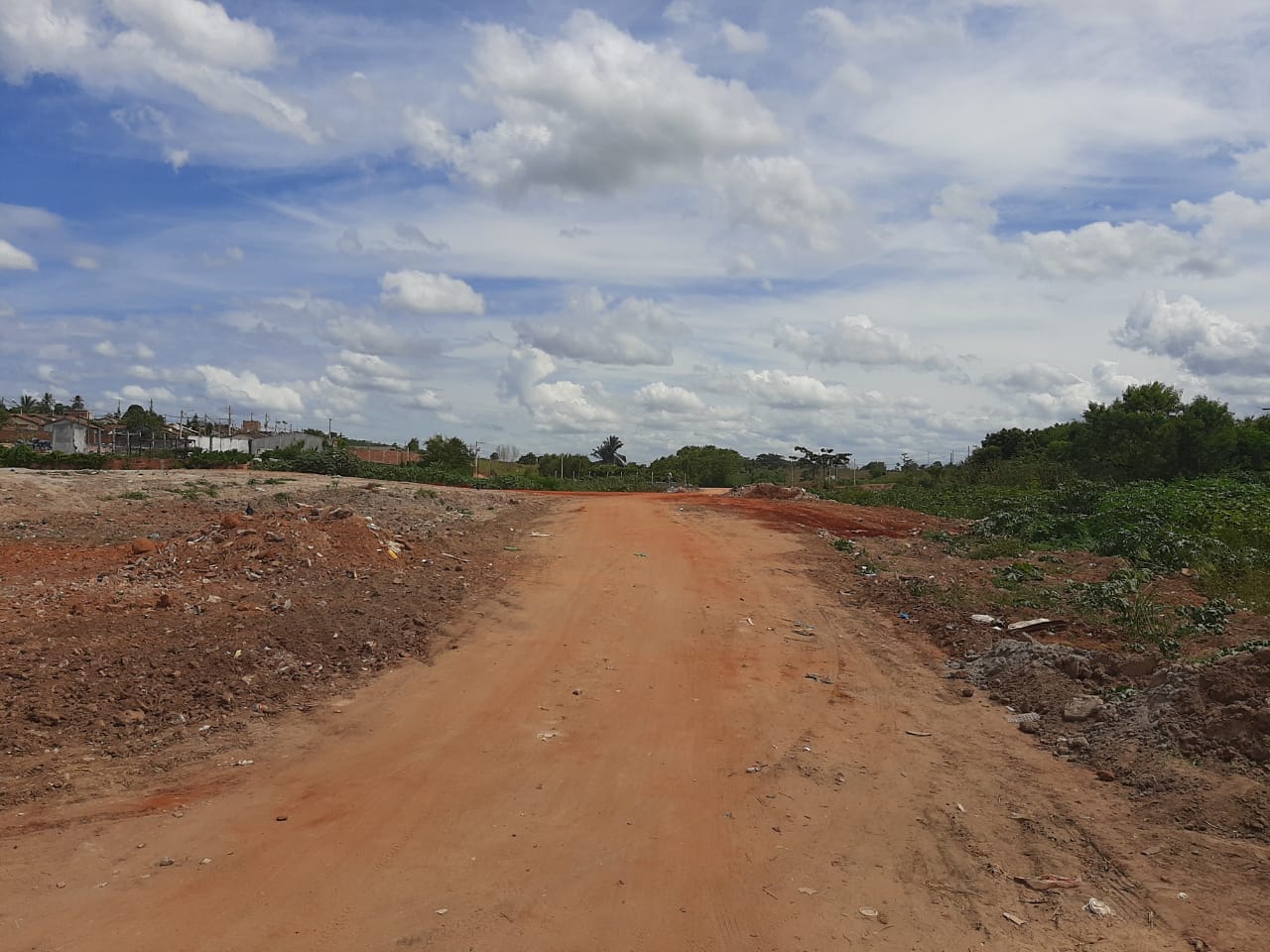 PREFEITURA DE PINHEIROS CONCLUI ATERRO PARA AMPLIAÇÃO DE AVENIDA