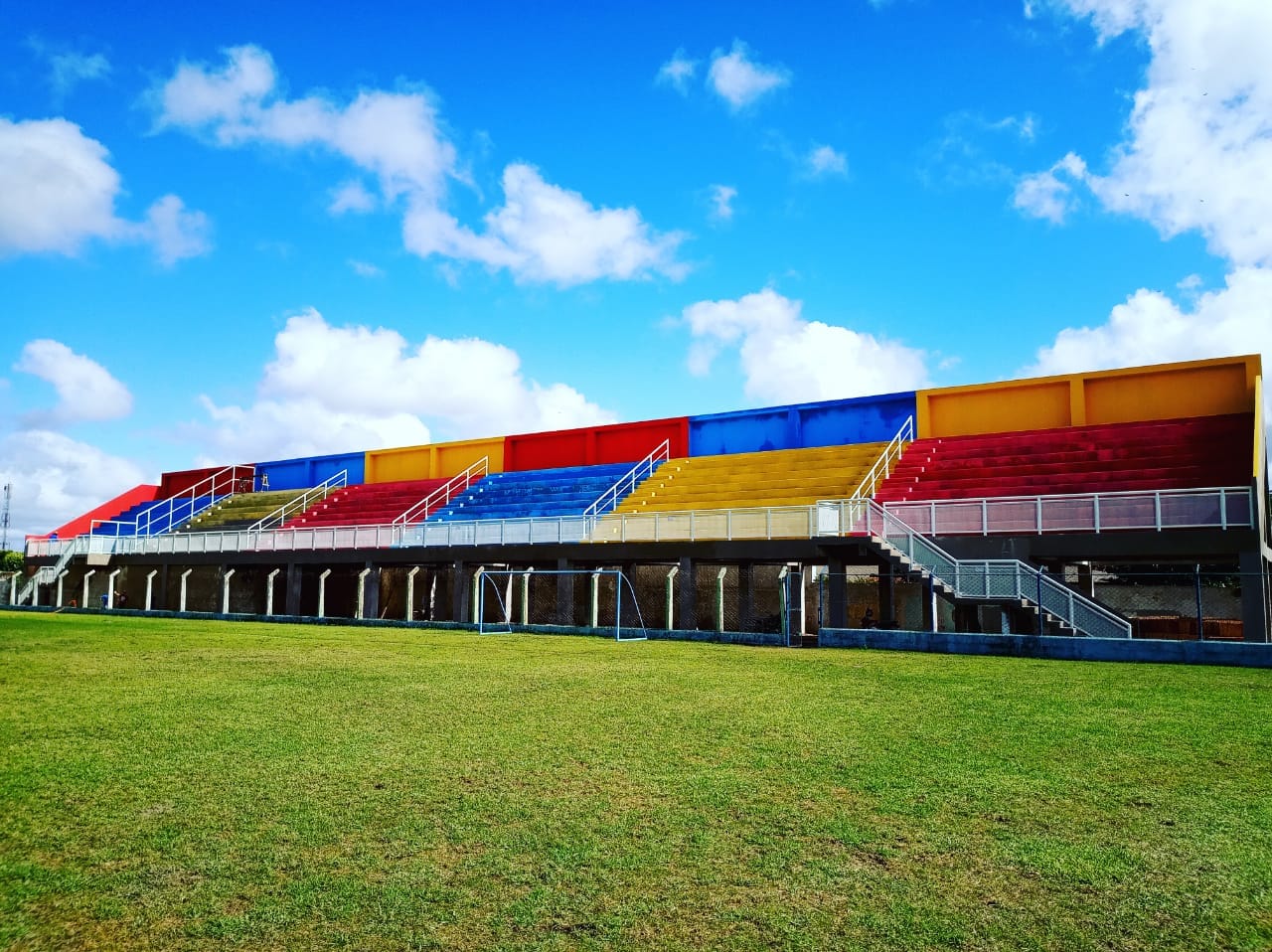 PREFEITURA DE PINHEIROS PUBLICA EDITAL PARA CONSTRUÇÃO DE NOVO LANCE DE ARQUIBANCADA NO ESTÁDIO MUNICIPAL