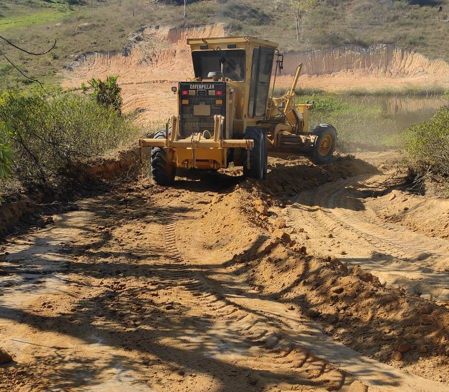 PINHEIROS MANTÉM MANUTENÇÃO DAS ESTRADAS PRINCIPAIS DE CHÃO BATIDO E ABRE NOVOS ACESSOS