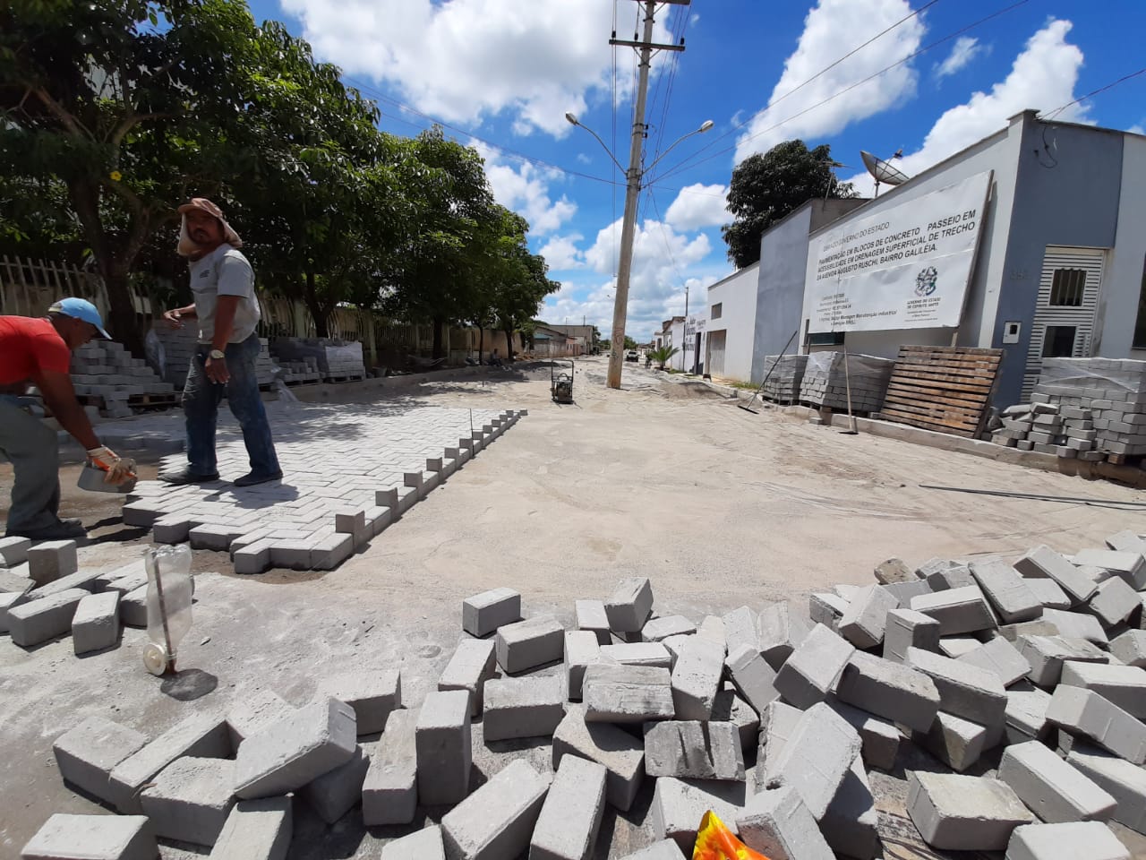 PREFEITURA DE PINHEIROS INICIA CALÇAMENTO DA AVENIDA AUGUSTO RUSCHI