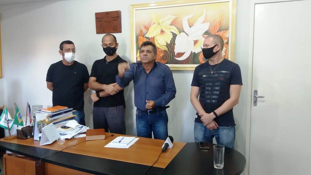 PREFEITO ARNÓBIO ANUNCIA AUMENTO SALARIAL HISTÓRICO PARA FUNCIONALISMO PÚBLICO MUNICIPAL