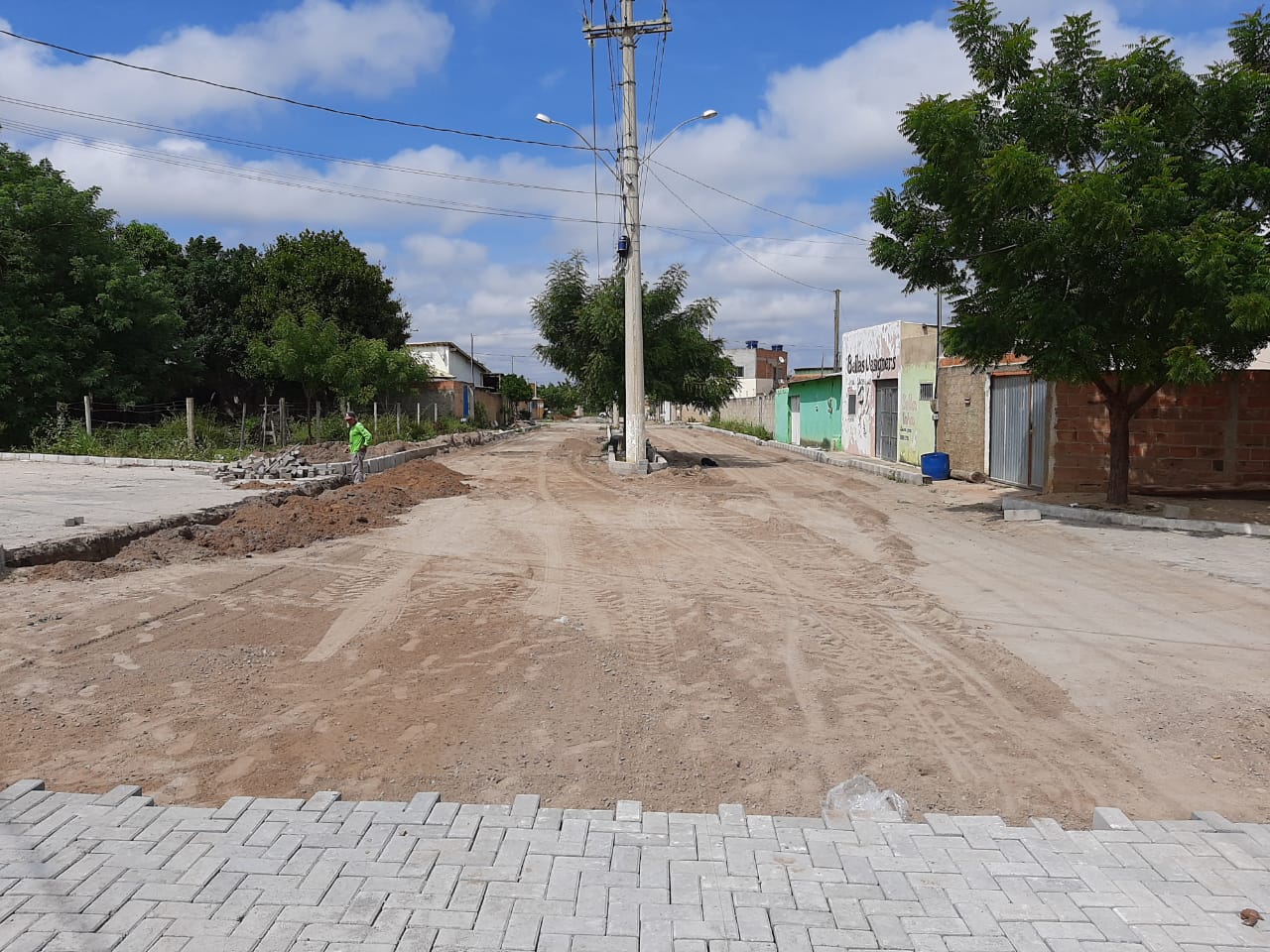 PERTO DE TER PAVIMENTAÇÃO CONCLUÍDA, AVENIDA AUGUSTO RUSCHI COMEÇA A GANHAR CALÇADA CIDADÃ