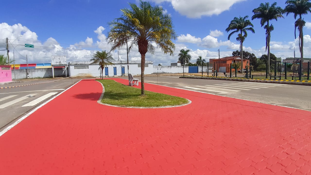 VISUAL RENOVADO: PREFEITURA RESTAURA PINTURA DO CALÇADÃO E FAZ SERVIÇO DE JARDINAGEM DA ÁREA