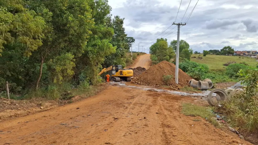 PREFEITURA DE PINHEIROS INSTALA MAIS UMA LINHA DE MANILHAS ENTRE O BAIRRO PLANALTO E CONTORNO