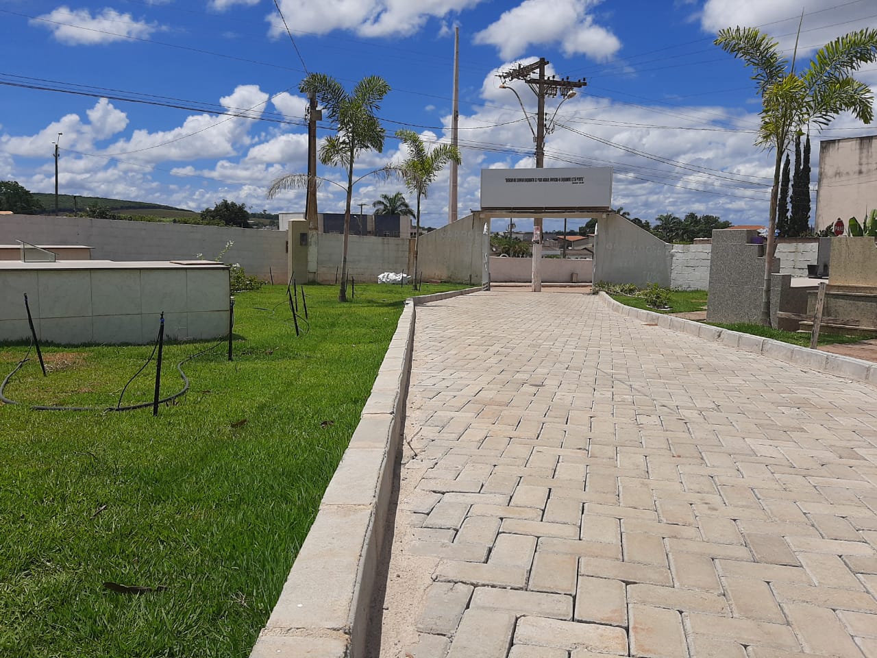 PREFEITURA DE PINHEIROS CONCLUI REESTRUTURAÇÃO DO CEMITÉRIO MUNICIPAL