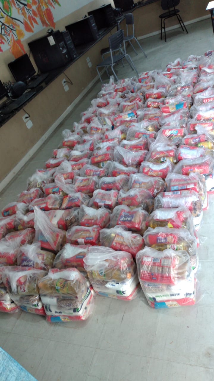ALUNOS DA REDE MUNICIPAL DE ENSINO RECEBEM KITS DE ALIMENTOS