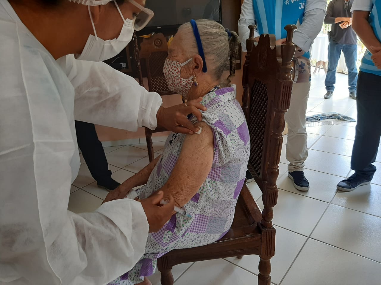PRIMEIRAS VACINAS CONTRA A COVID-19 SÃO APLICADAS EM PINHEIROS