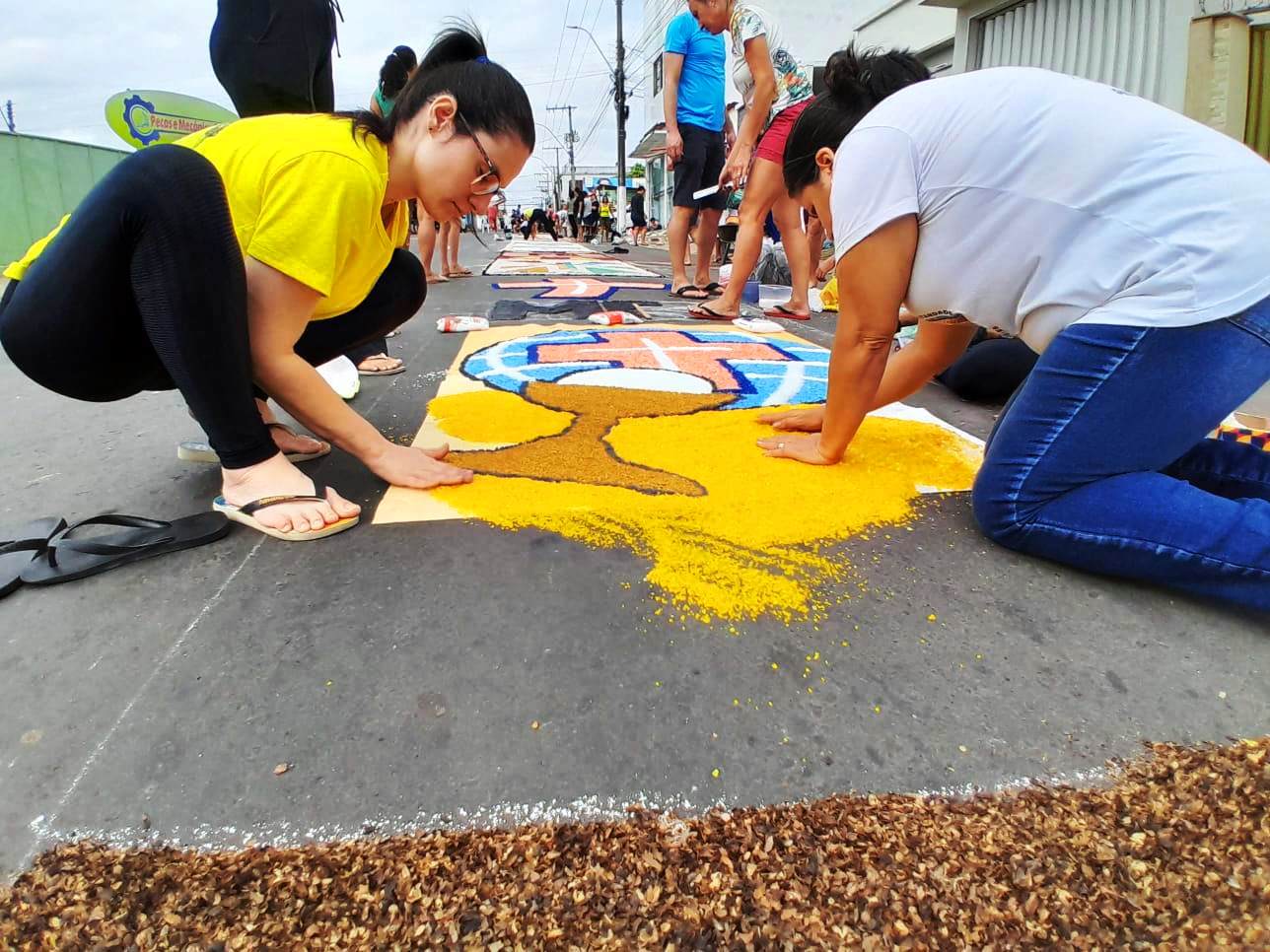 TRADICIONAL MONTAGEM DE TAPETES E AÇÕES SOLIDÁRIAS MARCAM FERIADO DE CORPUS CHRISTI EM PINHEIROS