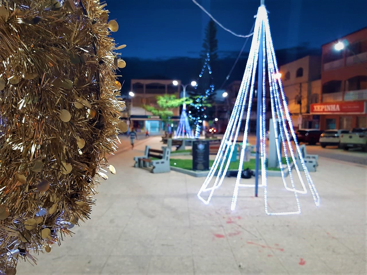 BRILHO DE NATAL: DECORAÇÃO NATALINA ILUMINA E EMBELEZA PRAÇAS DE PINHEIROS
