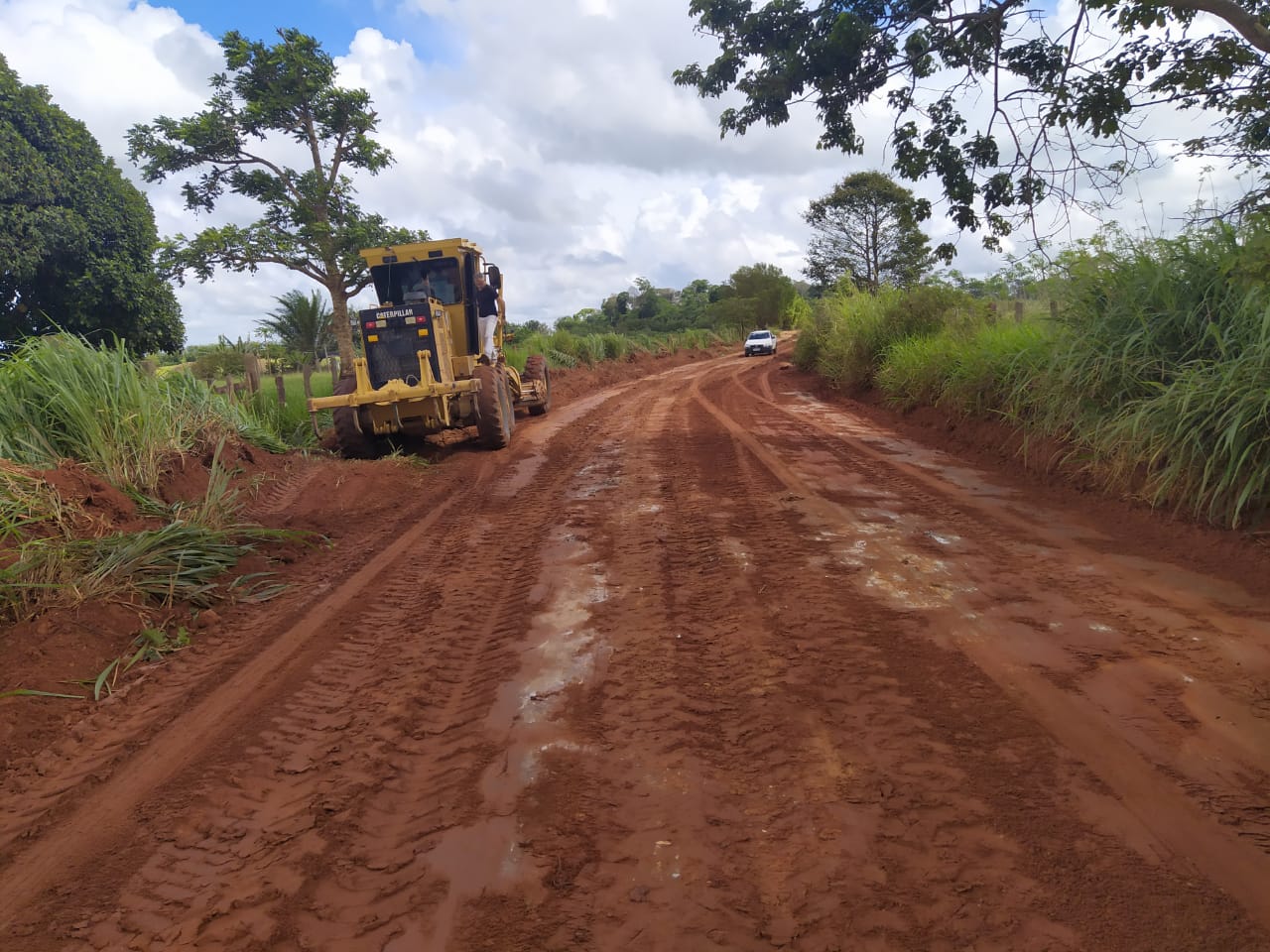PREFEITURA DE PINHEIROS INICIA NOVO CICLO DE MANUTENÇÃO DE ESTRADAS DO INTERIOR