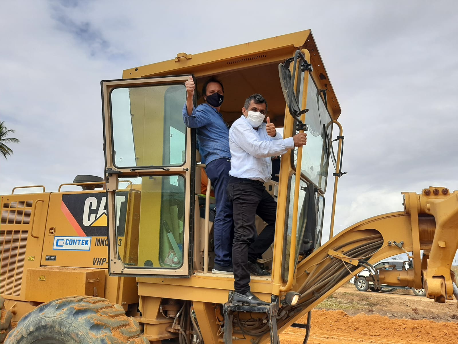 A CONVITE DE ARNÓBIO, GOVERNADOR VISITA OBRA DE ASFALTAMENTO DA ESTRADA PINHEIROS-SÃO JOÃO DO SOBRADO