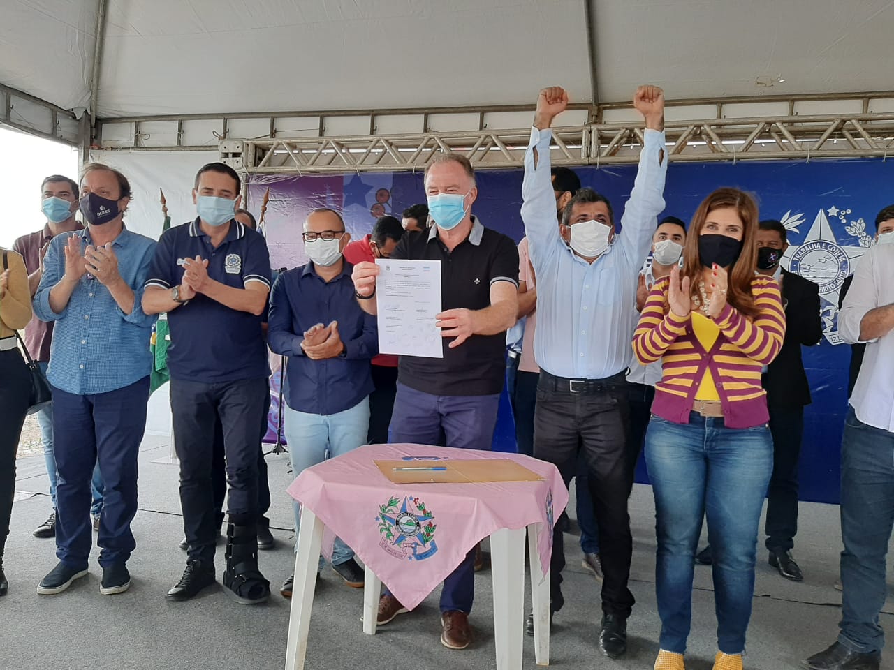 ACOMPANHADO POR ARNÓBIO PINHEIRO E OUTRAS AUTORIDADES, CASAGRANDE ENTREGA ES-130 REABILITADA