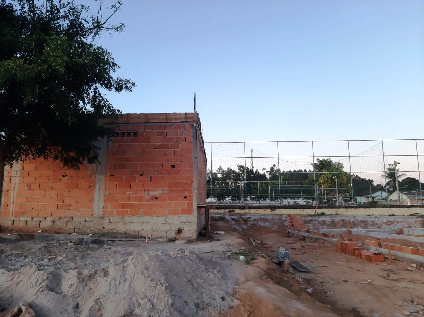 VESTIÁRIOS DO CAMPO DO BAIRRO CANÁRIO RECEBEM LAJE