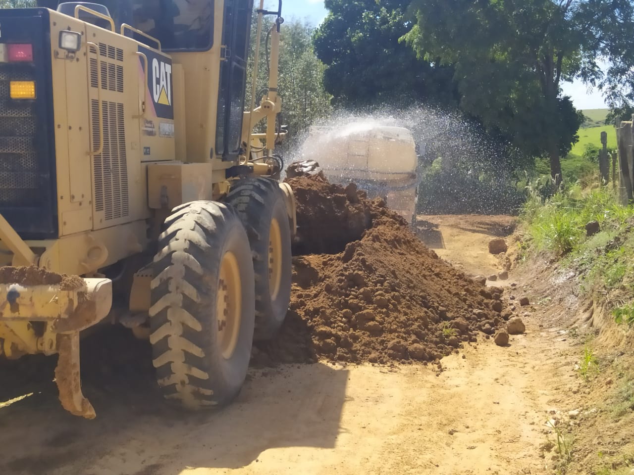 O TRABALHO CONTINUA: PREFEITURA DE PINHEIROS FAZ MANUTENÇÃO DE ESTRADAS NA COMUNIDADE DE ÁGUA LIMPA