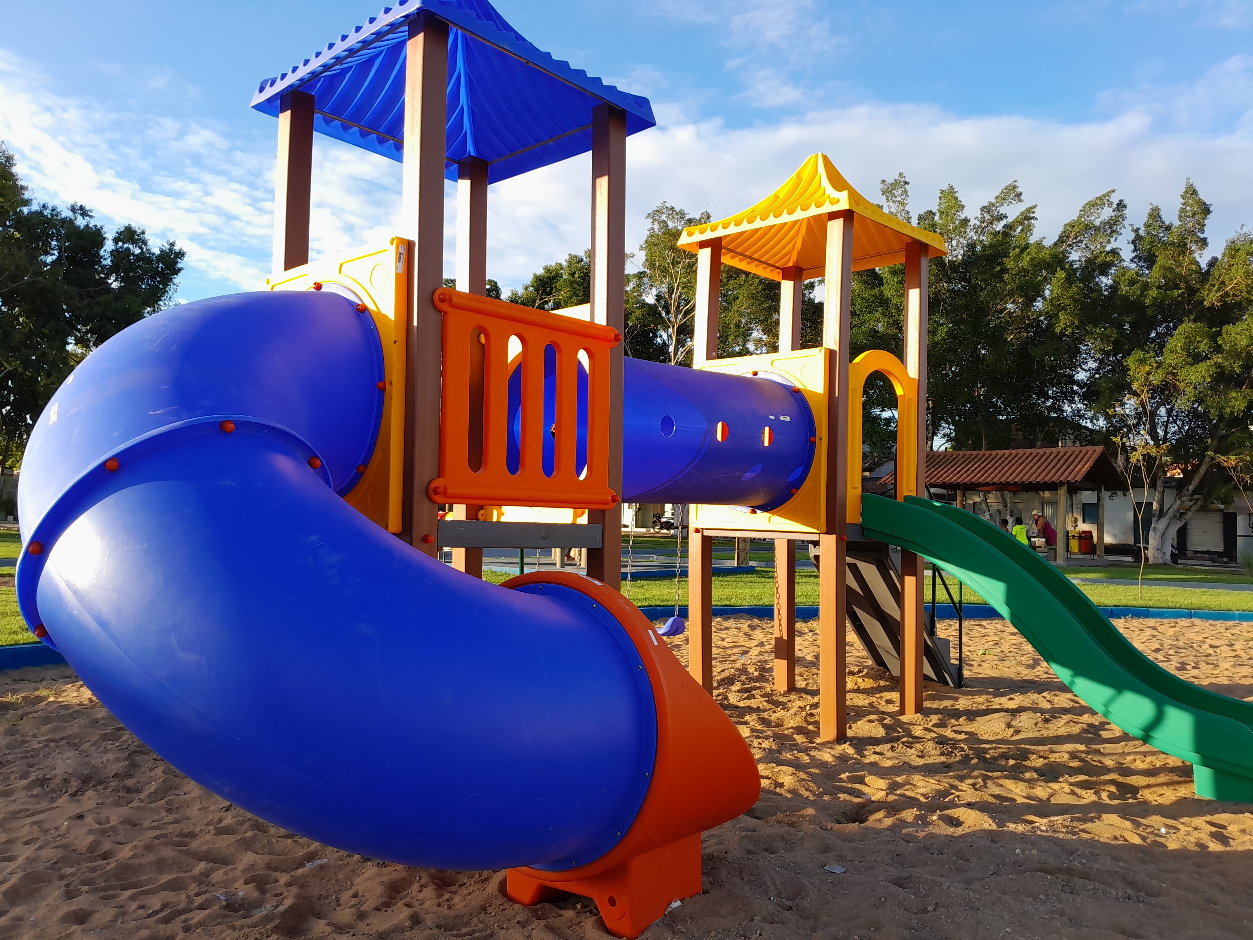Prefeitura faz instalação de novos parquinhos em Pinheiros