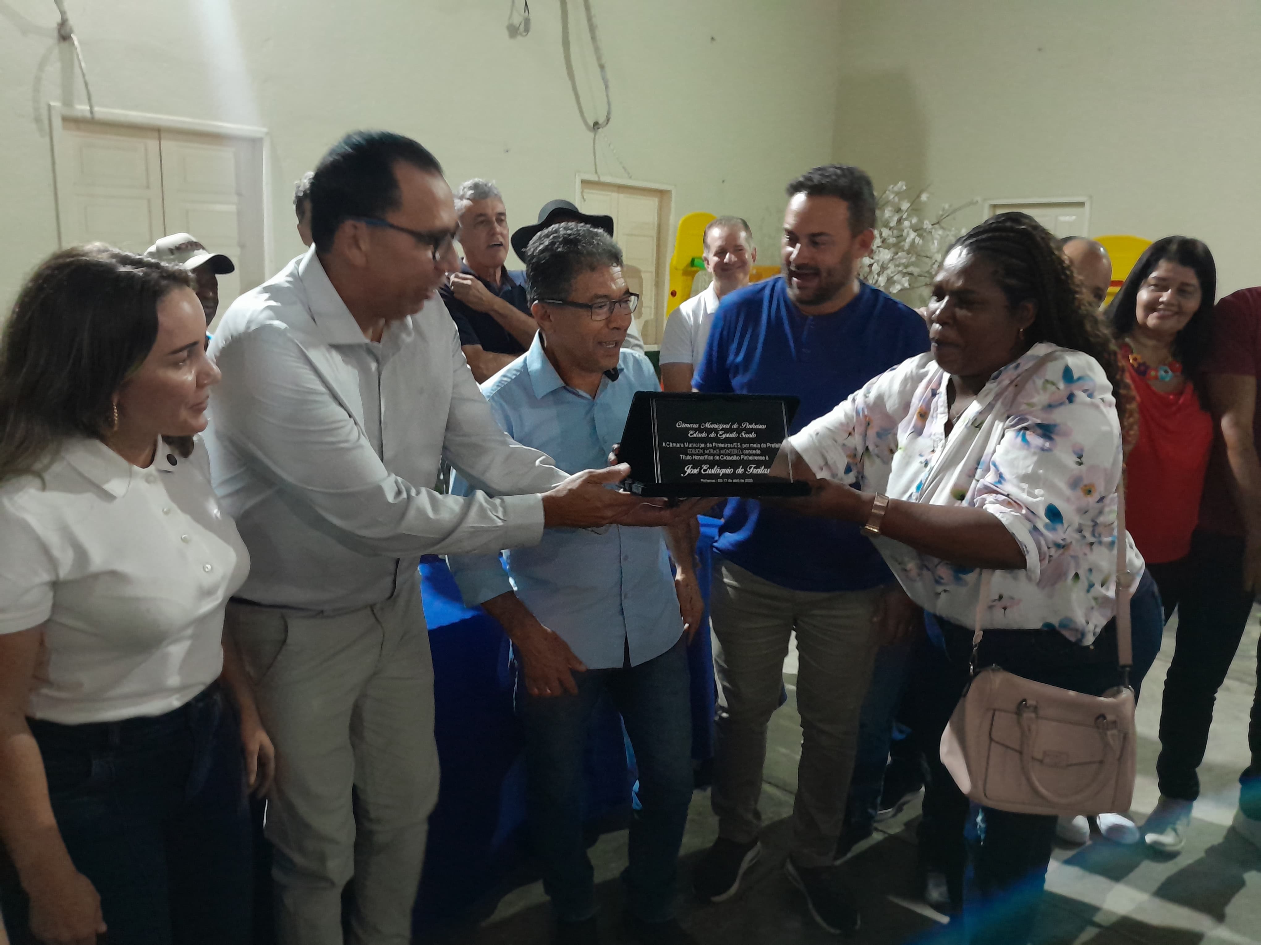 Prefeito e presidente da Câmara pedem pavimentação de bairro e de estrada em visita de governador em exercício