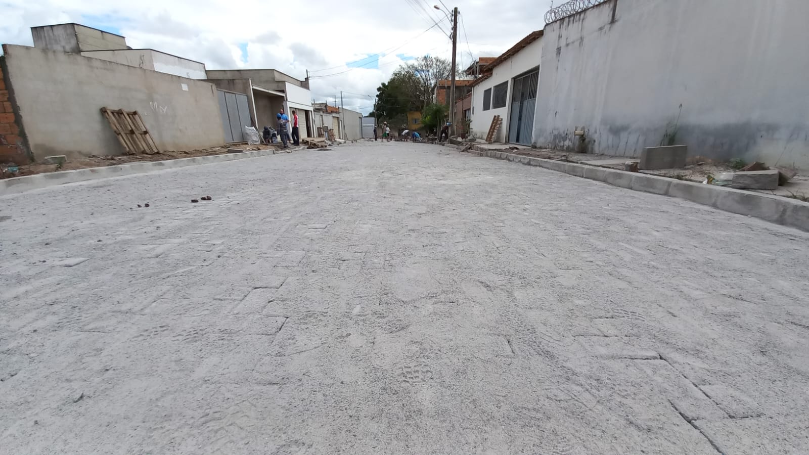 UM BAIRRO TRANSFORMADO: RESIDENCIAL AGRIZZI COMEÇA A RECEBER PAVIMENTAÇÃO