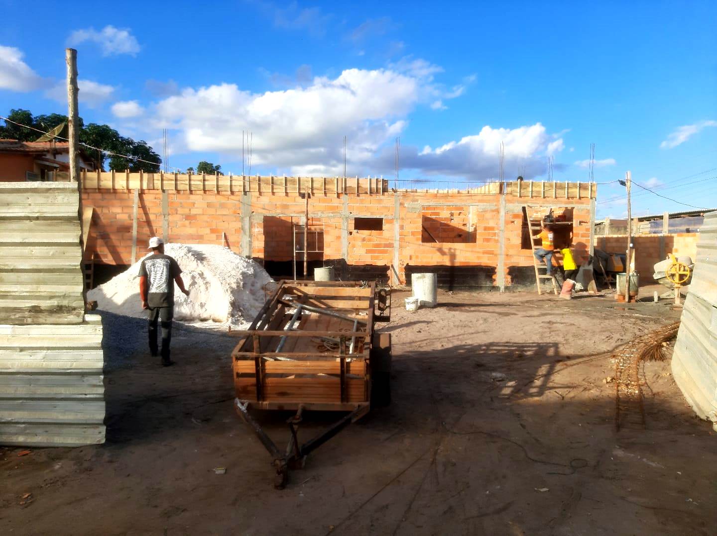 COM CONSTRUÇÃO EM RITMO ACELERADO, UNIDADE DE SAÚDE DO DOMICIANO TERÁ LAJE INSTALADA JÁ NA PRÓXIMA SEMANA