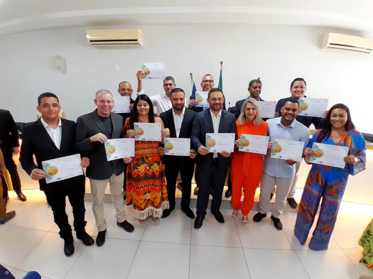 PREFEITO, VICE E VEREADORES ELEITOS DE PINHEIROS SÃO DIPLOMADOS