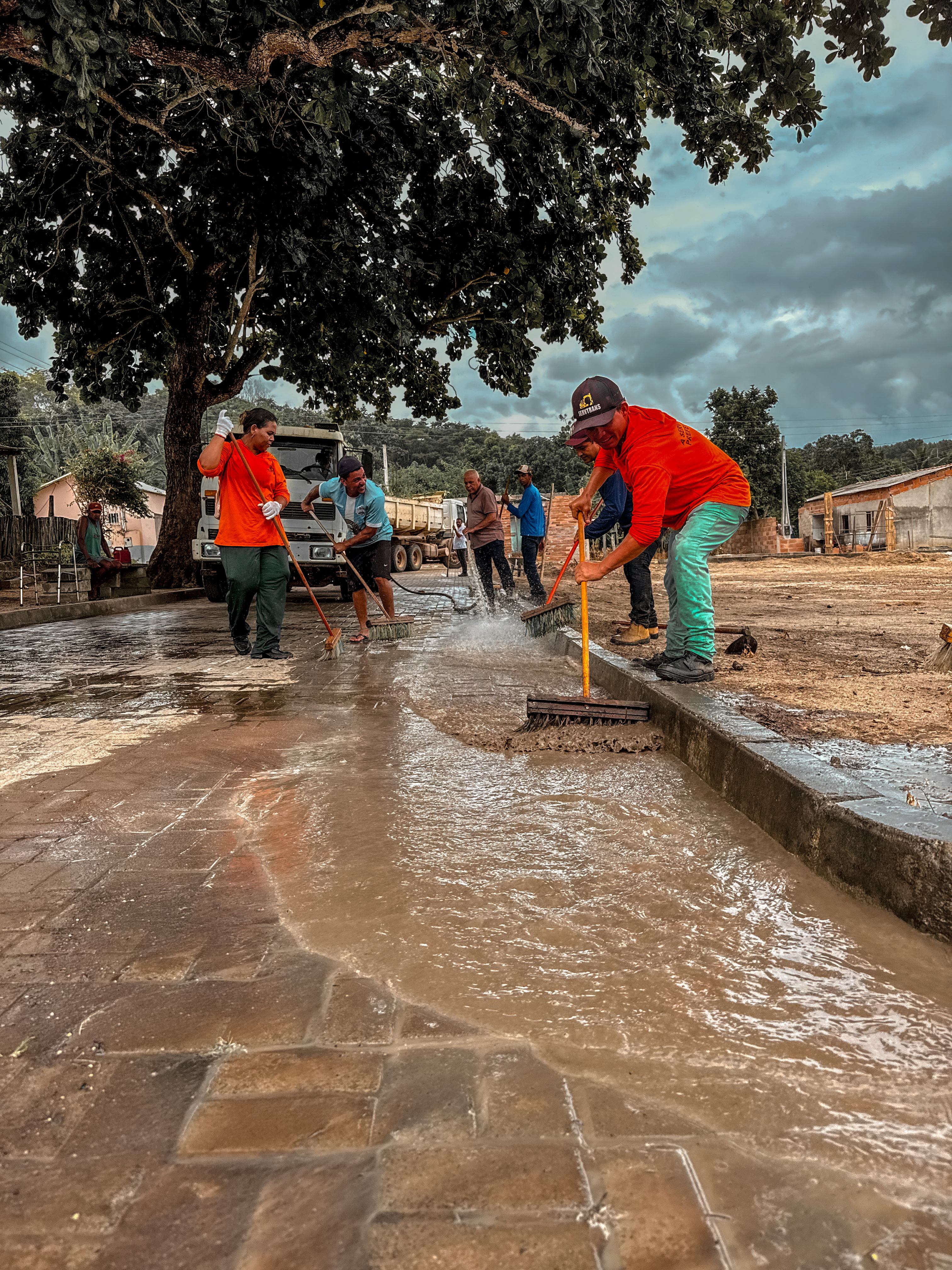 PREFEITURA DE PINHEIROS INTENSIFICA MUTIRÃO DE LIMPEZA EM COMUNIDADES DO MUNICÍPIO