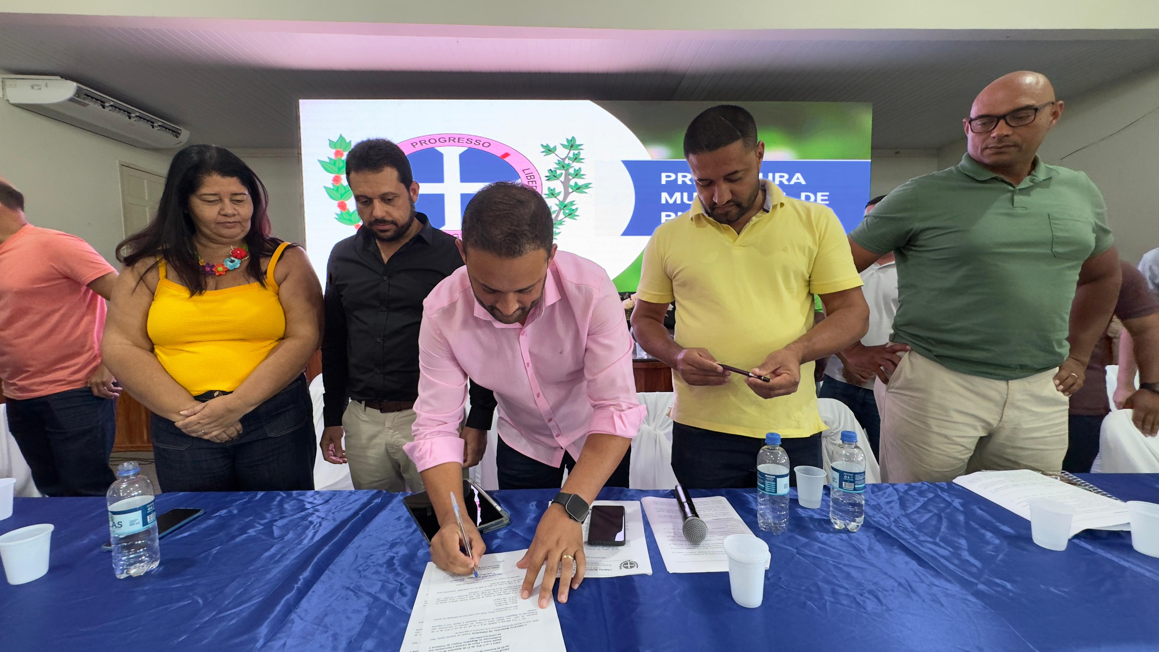 Prefeito propõe reajuste salarial para servidores da Educação