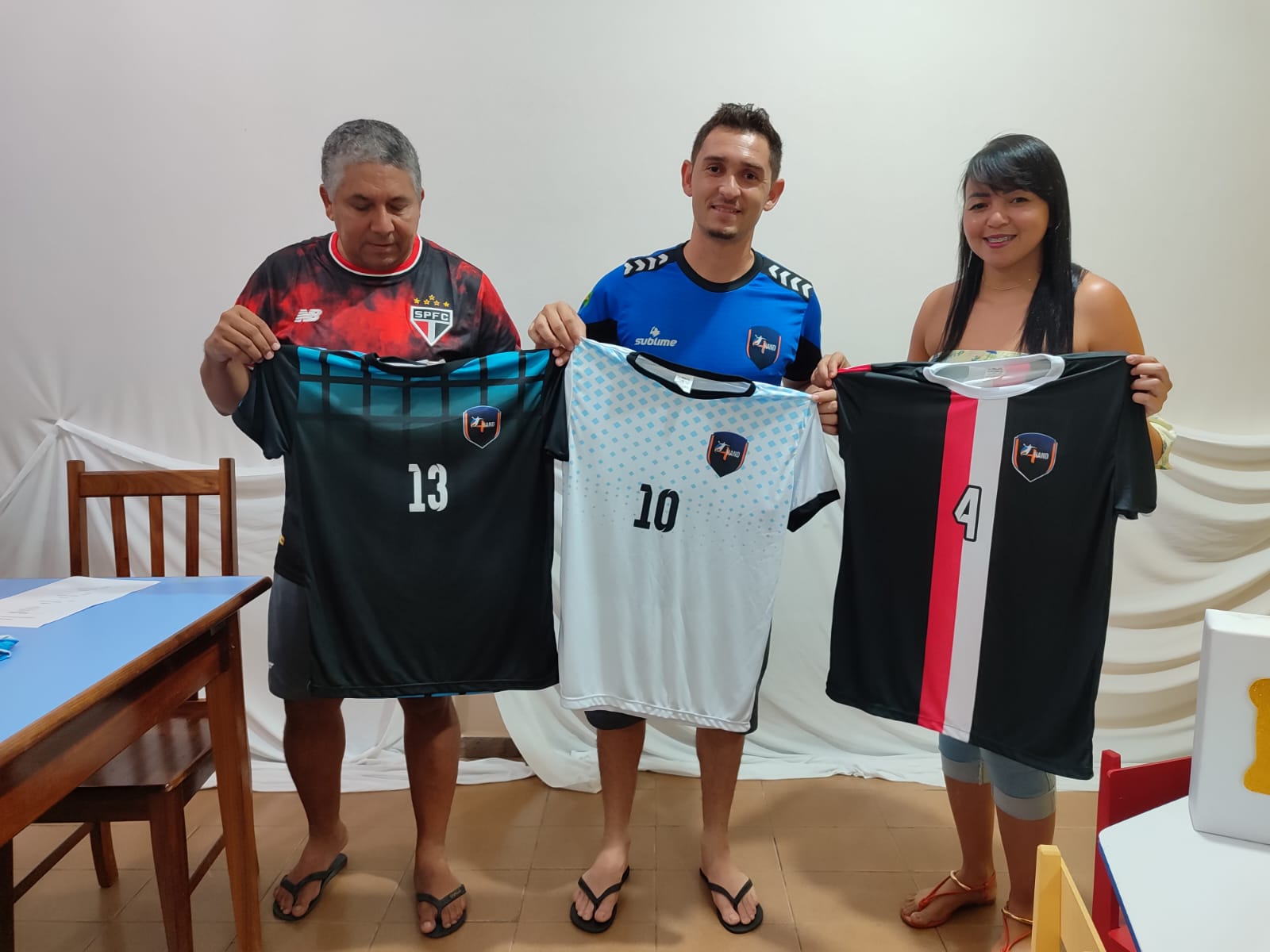 SECRETARIA ENTREGA UNIFORMES PARA EQUIPES DE FUTEBOL, HANDEBOL E VÔLEI DO MUNICÍPIO