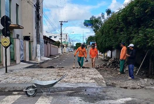 SECRETARIA MUNICIPAL DE OBRAS INSTALA SEGUNDO REDUTOR DE VELOCIDADE PRÓXIMO A IGREJA ASSEMBLEIA DE DEUS