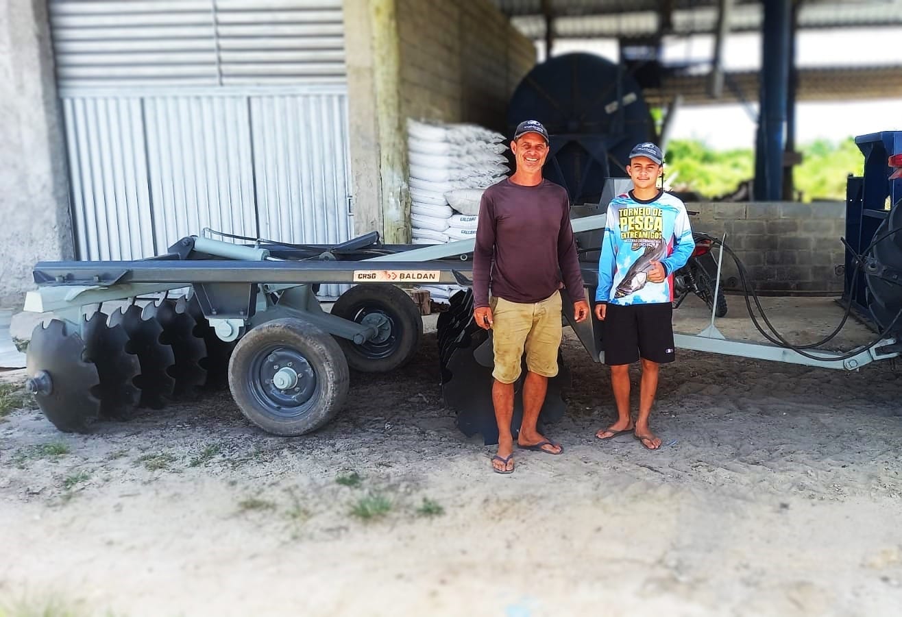 Prefeitura entrega grade aradora para produtores rurais da comunidade 15 de Maio