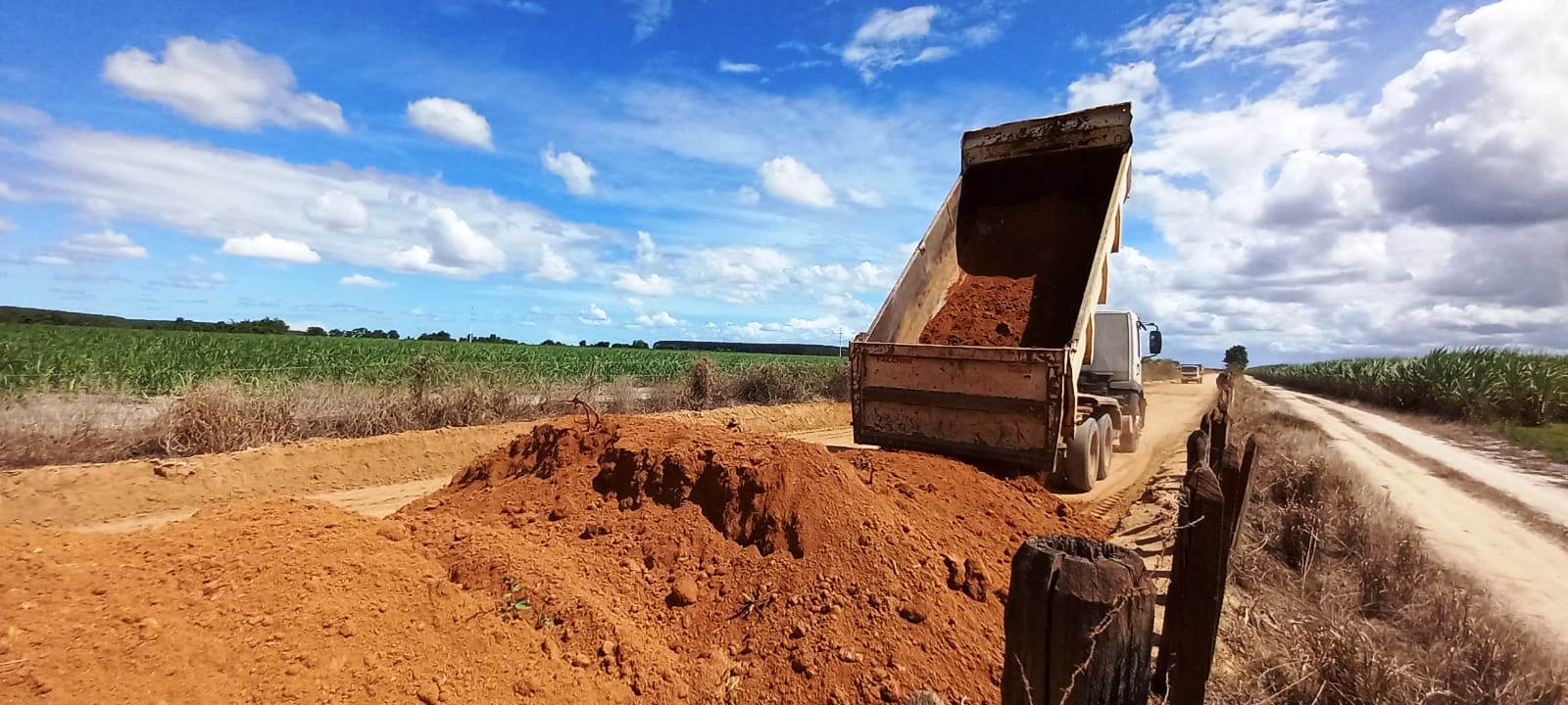 PATROLAMENTO E CASCALHAMENTO: EQUIPES DE TRABALHO RECUPERAM ESTRADA QUE LIGA PINHEIROS À BR-101, VIA BRUNELLI