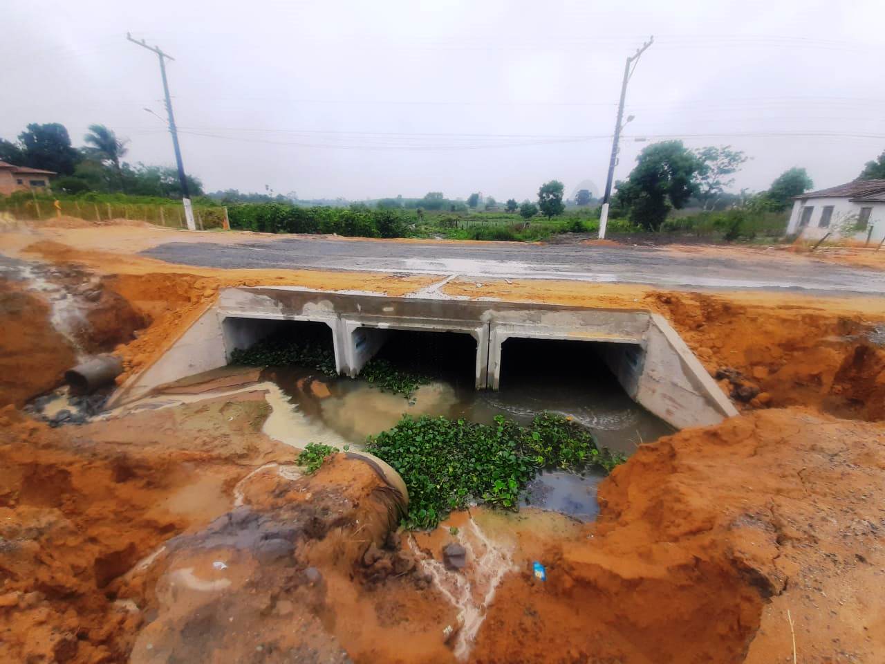 RECONSTRUÇÃO DA PONTE SOBRE CÓRREGO NA AVENIDA MILTON CABRAL QUASE FINALIZADA